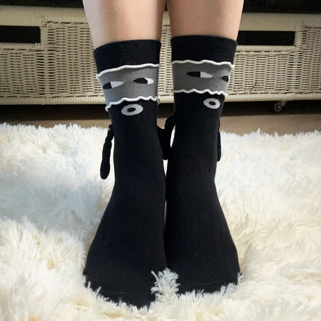 Magnetic Hand Holding Socks – Adorable Matching Socks That Hold Hands